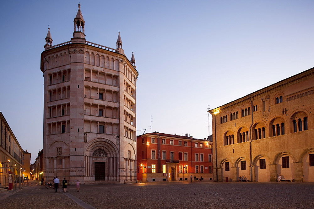 The Baptistry at dusk, Piazza Duomo, Parma, Emilia Romagna, Italy, Europe