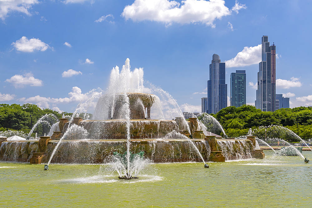 The Buckingham Fountain and city skyline, Chicago, Illinois, United States of America, North America