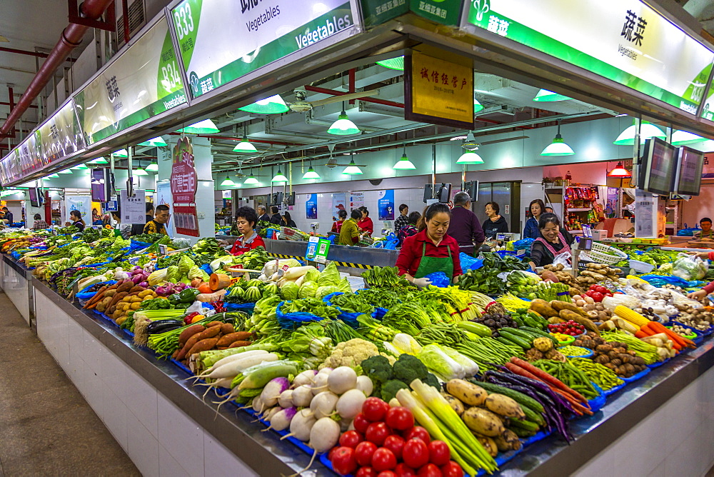 View of vegetable stall in busy market, Huangpu, Shanghai, China, Asia