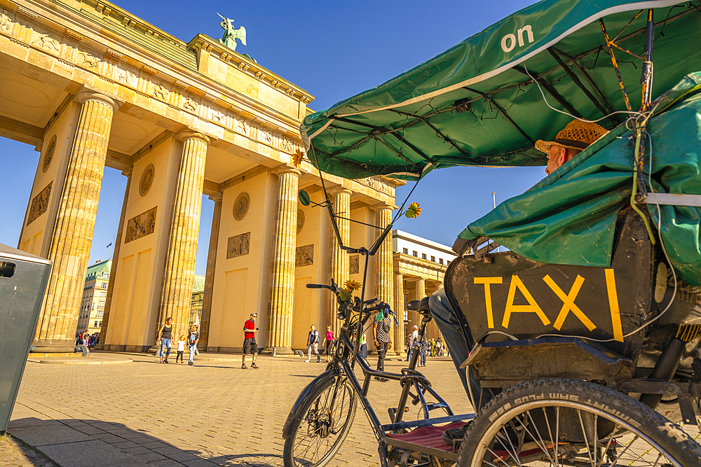 View of Brandenburg Gate, rickshaw and visitors in Platz des 18 Marz on sunny day, Mitte, Berlin, Germany, Europe