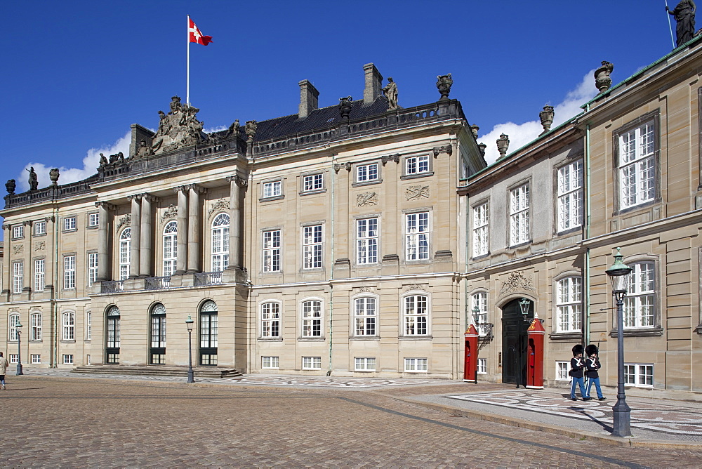 Guards at the Amalienborg Castle, Copenhagen, Denmark, Scandinavia, Europe