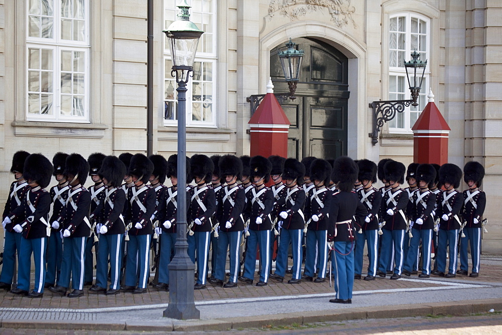 Guards at the Amalienborg Castle, Copenhagen, Denmark, Scandinavia, Europe