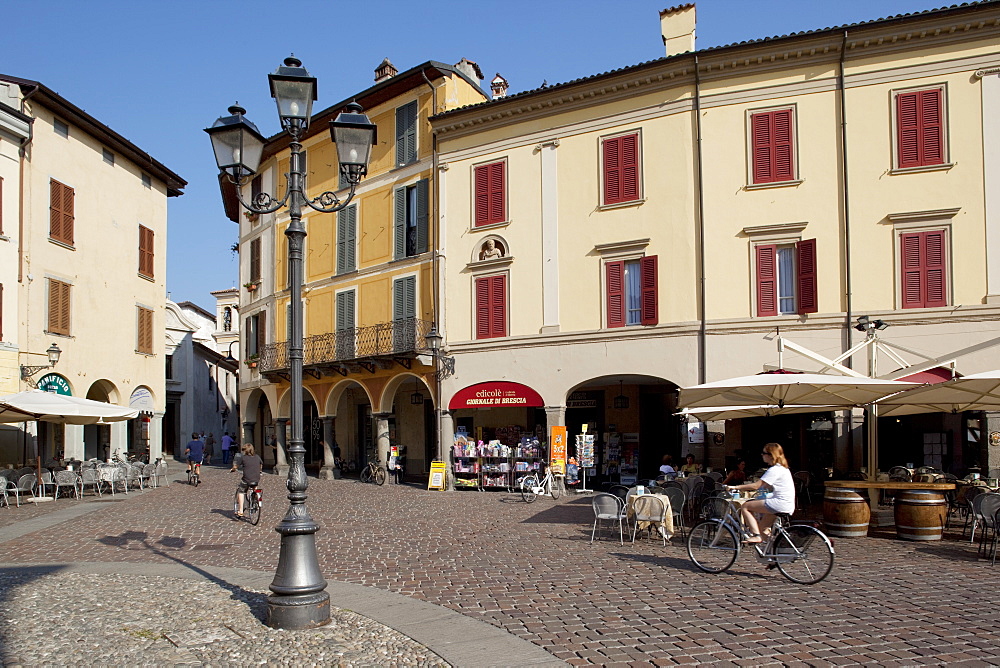 Piazza, Iseo, Lake Iseo, Lombardy, Italian Lakes, Italy, Europe