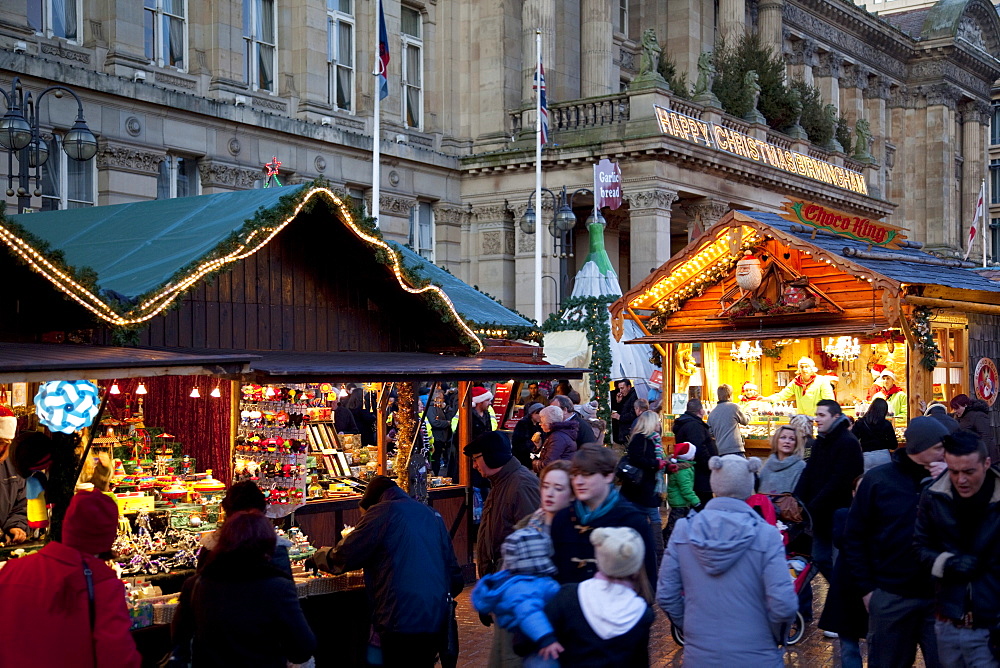 Christmas Market stalls and Council House, City Centre, Birmingham, West Midlands, England, United Kingdom, Europe