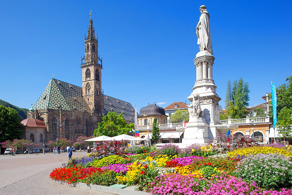 Duomo and Walther Monument, Walther Platz, Bolzano, Bolzano Province, Trentino-Alto Adige, Italy, Europe