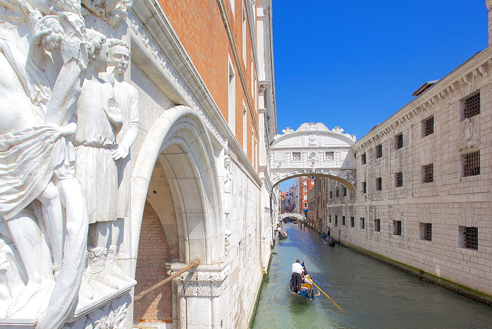 Doge's Palace, Bridge of Sighs and gondola, Piazza San Marco, Venice, UNESCO World Heritage Site, Veneto, Italy, Europe