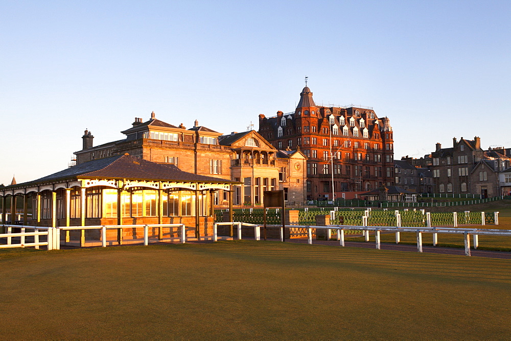 Caddie Pavilion and The Royal and Ancient Golf Club at the Old Course, St. Andrews, Fife, Scotland, United Kingdom, Europe