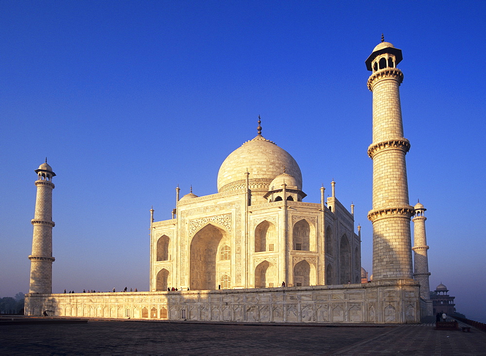 The Taj Mahal on an early morning in February, UNESCO World Heritage Site, Agra, Uttar Pradesh, India, Asia