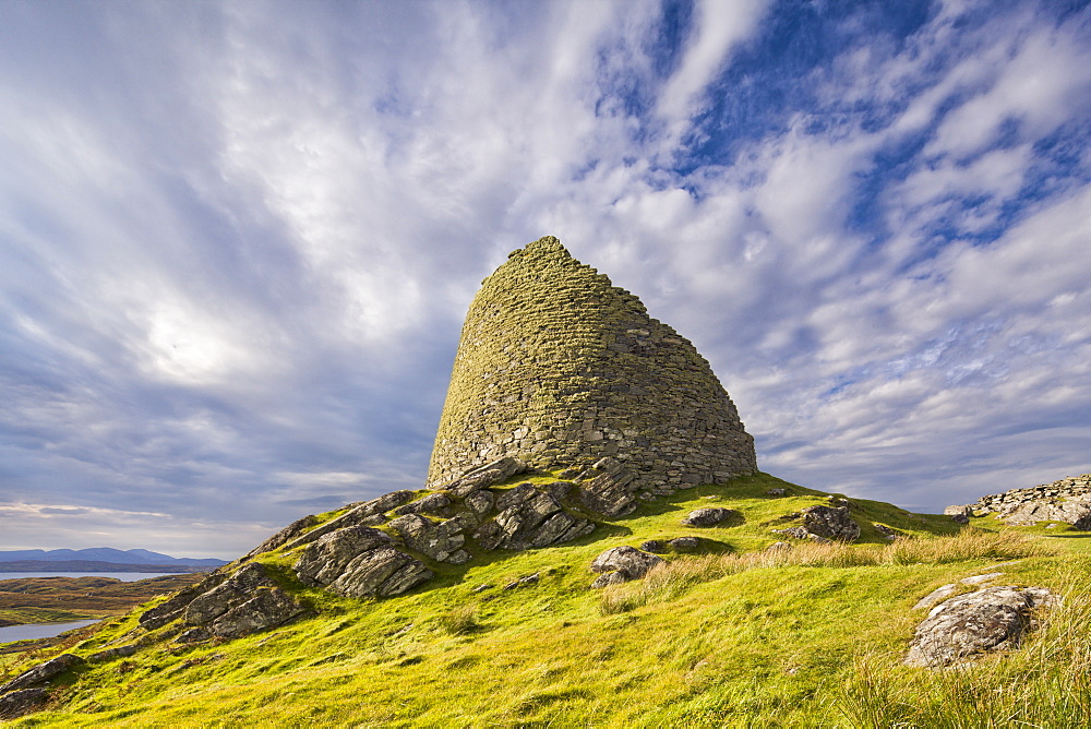 Dun Carloway on the Hebridean island of Islay, one of the best preserved brochs in Scotland, Islay, Outer Hebrides, Scotland, United Kingdom, Europe