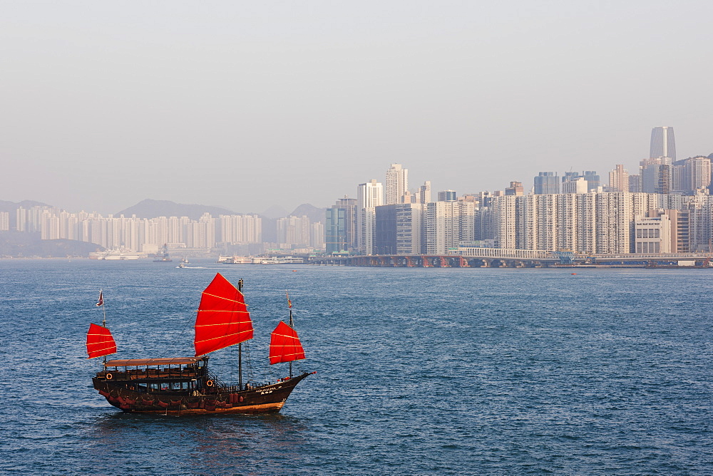 Traditional Chinese junk sailing in Hong Kong Harbour, Hong Kong, China, Asia