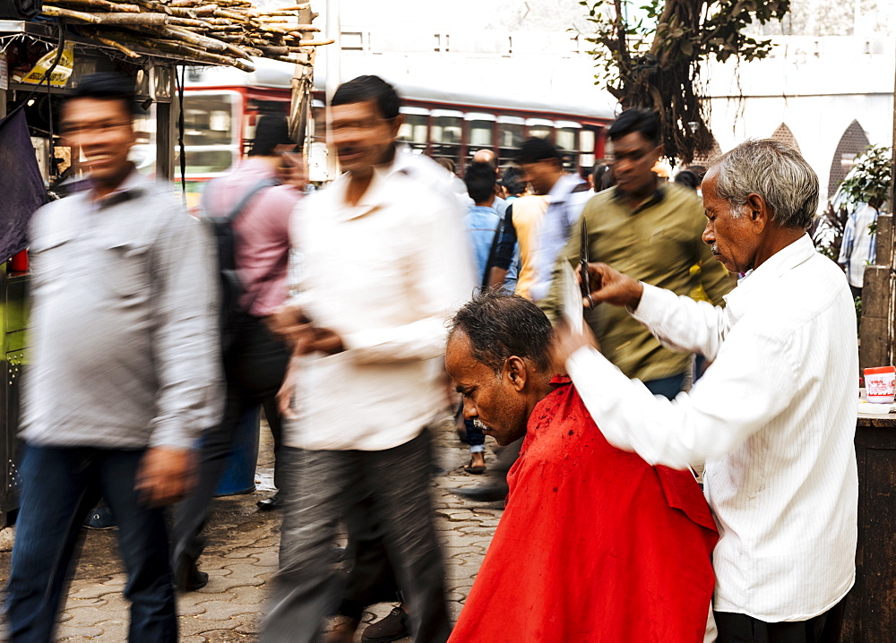 Street barber at work, Mumbai, India, South Asia