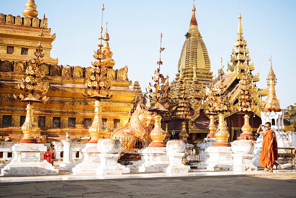 Shwezigon Pagoda, Nyaung-U, near Bagan (Pagan), Mandalay Region, Myanmar (Burma), Asia