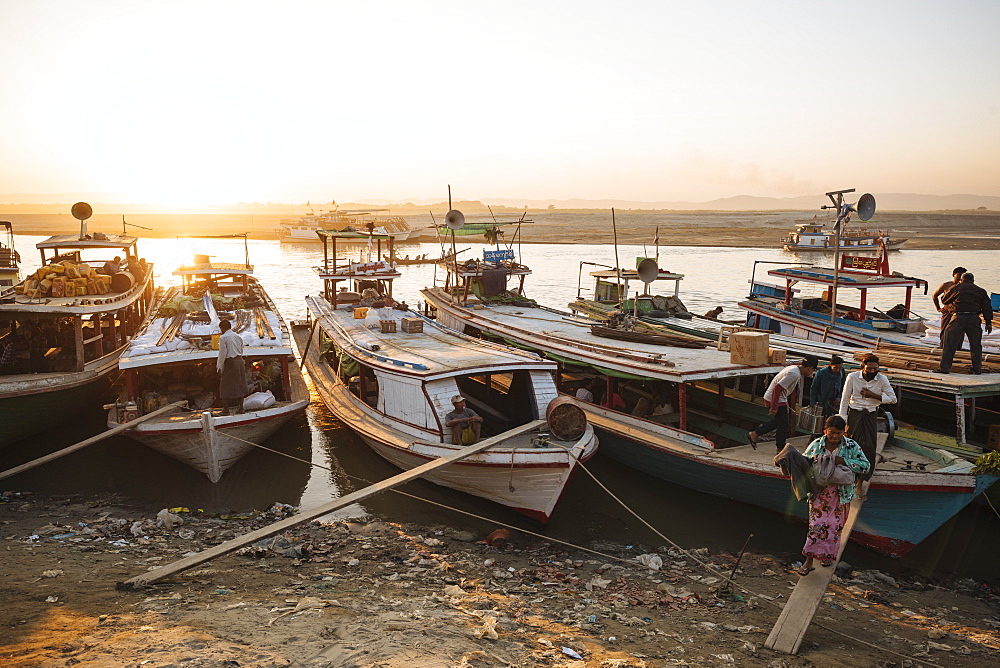 People unloading cargo from boats at Mayan Gyan Jetty, Ayeyarwady River, Mandalay, Mandalay Region, Myanmar (Burma), Asia