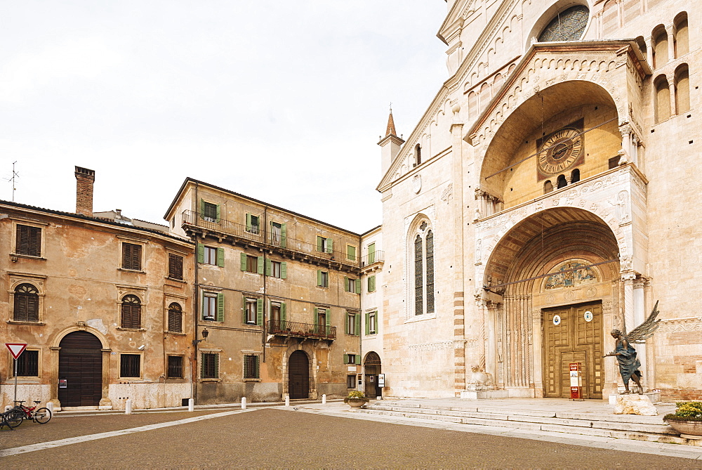 Exterior of Duomo (Cattedrale Santa Maria Matricolare), Verona, Veneto Province, Italy, Europe