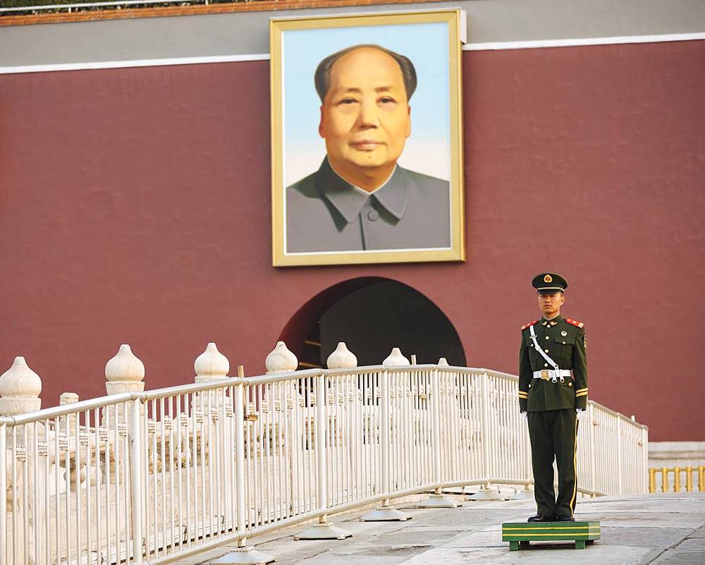 Gate of Heavenly Peace with Mao's Portrait and guard, Tiananmen Square, Beijing, China, Asia