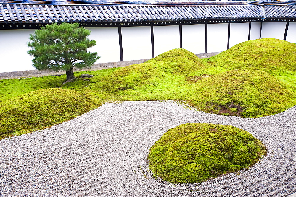 Traditional Zen Raked Gravel Garden, Hojo Hasso (Zen) Garden, Tofuku-ji, Kyoto, Japan, Asia