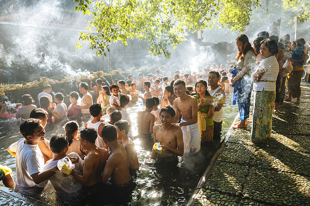 Pilgrims queuing to bathe in the sacred Tampaksiring Spring, Pura Tirta Empul Temple, Ubud, Bali, Indonesia, Southeast Asia, Asia