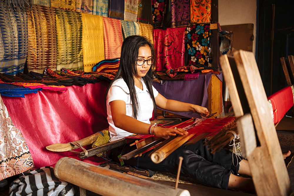 Girl weaving using traditional method, Sidemen, Bali, Indonesia, Southeast Asia, Asia