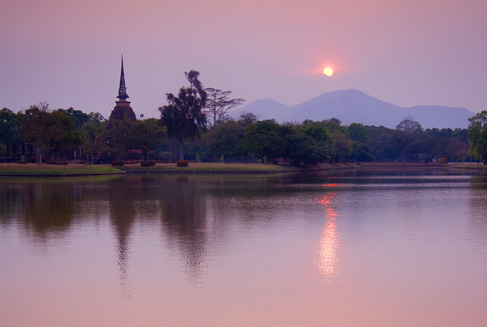 Wat Sa Si at dusk, Sukhothai Historical Park, UNESCO World Heritage Site, Sukhothai Province, Thailand, Southeast Asia, Asia