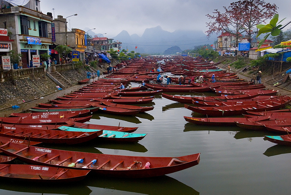 Boats on river to Perfume Pagoda, Vietnam, Indochina, Southeast Asia, Asia