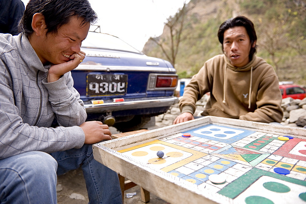 Gentlemen playing Ludo, Naya Pul, Annapruna Himal, Nepal, Asia