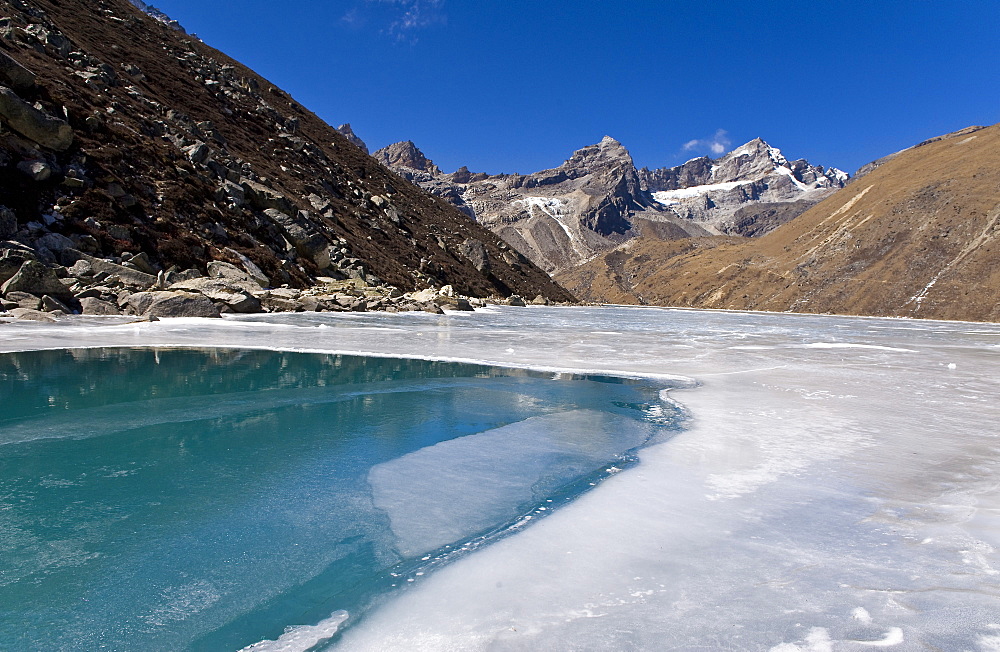 Dudh Pokhari Lake, Gokyo, Solu Khumbu (Everest) Region, Nepal, Himalayas, Asia