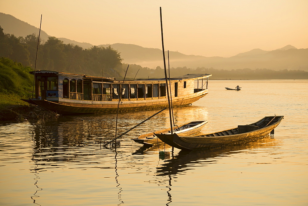 Boats on Mekong River, Luang Prabang, Laos, Indochina, Southeast Asia, Asia 