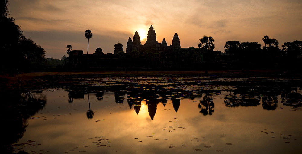 Sunrise over Angkor Wat, Angkor, UNESCO World Heritage Site, Siem Reap, Cambodia, Indochina, Southeast Asia, Asia 