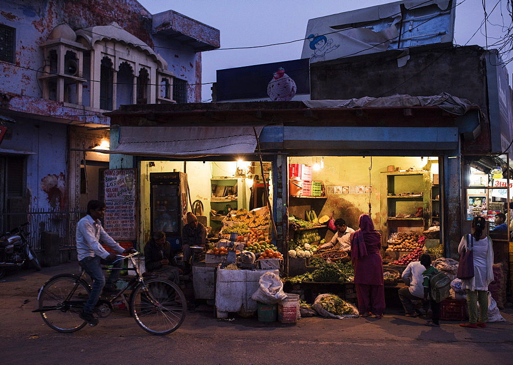 Street greengrocers at night, Agra, Uttar Pradesh, India, Asia