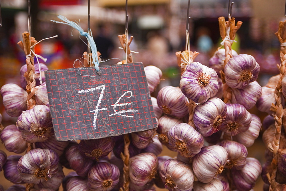 Garlic on sale at a market in Tours, Indre-et-Loire, Centre, France, Europe