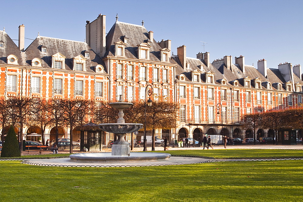 Place des Voges, the oldest planned square in Paris, Marais district, Paris, France, Europe