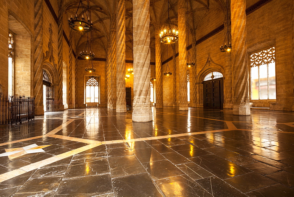 Gothic architecture inside La Lonja de la Seda (La Lonja) (Silk Exchange), UNESCO World Heritage Site, Valencia, Spain, Europe