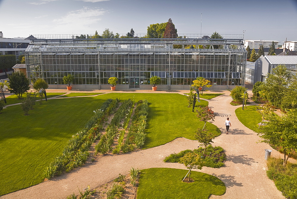 The huge greenhouse in the Jardins Botanique (Botanical Gardens), Tours, Indre et Loire, Centre, France, Europe