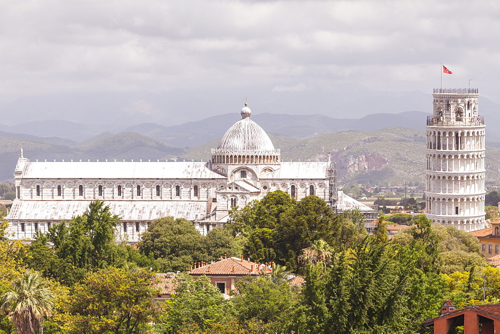 The Duomo di Pisa and the Leaning Tower. UNESCO World Heritage Site, Pisa, Tuscany, Italy, Europe