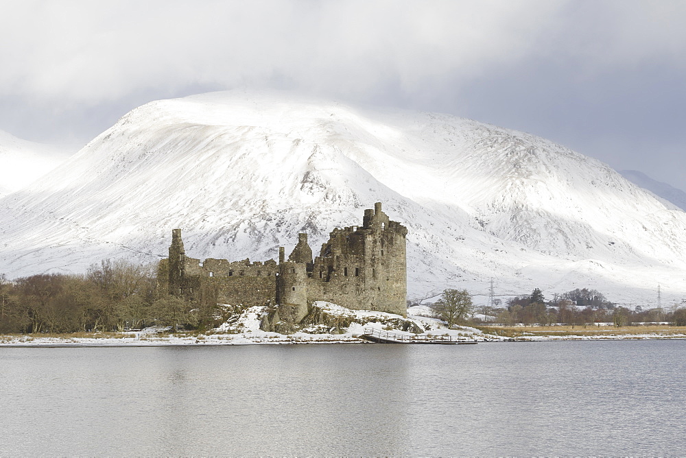 Kilchurn Castle and Loch Awe in the Scottish Highlands, Scotland, United Kingdom, Europe