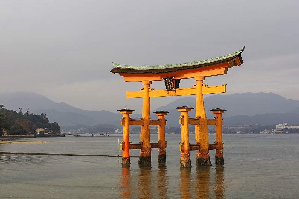 Itsukushima Shrine torii gate, UNESCO World Heritage Site, Miyajima, Hiroshima Prefecture, Japan, Asia