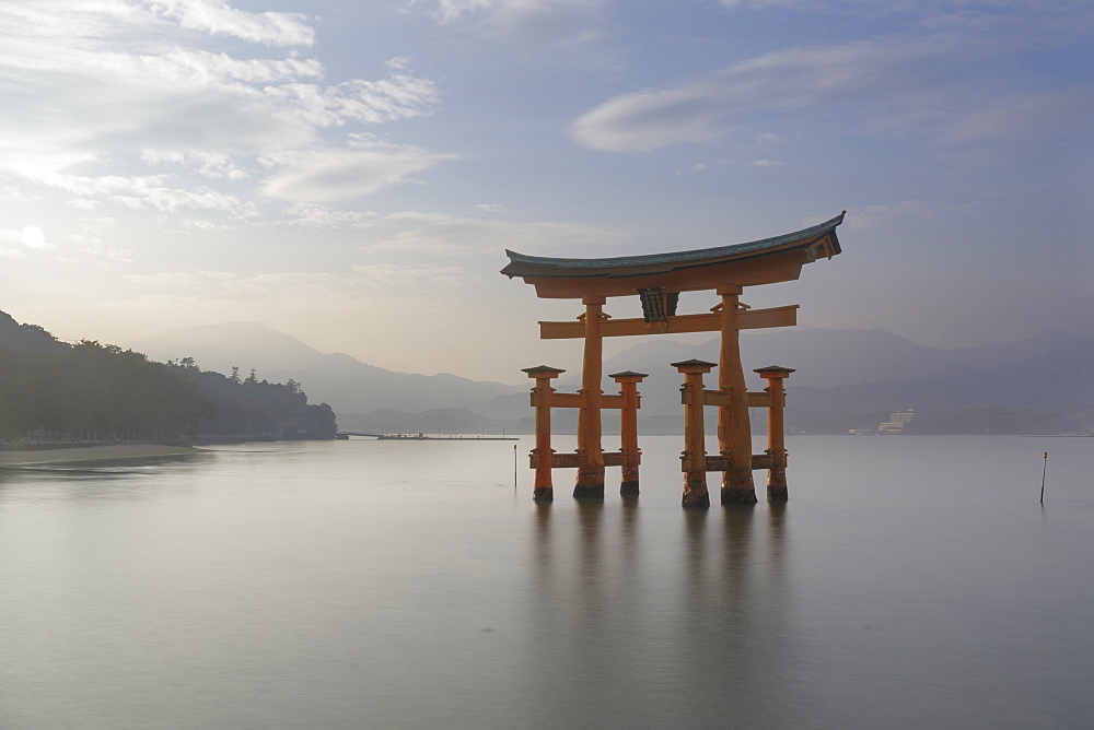 Itsukushima Shrine torii gate, UNESCO World Heritage Site, Miyajima, Hiroshima Prefecture, Japan, Asia