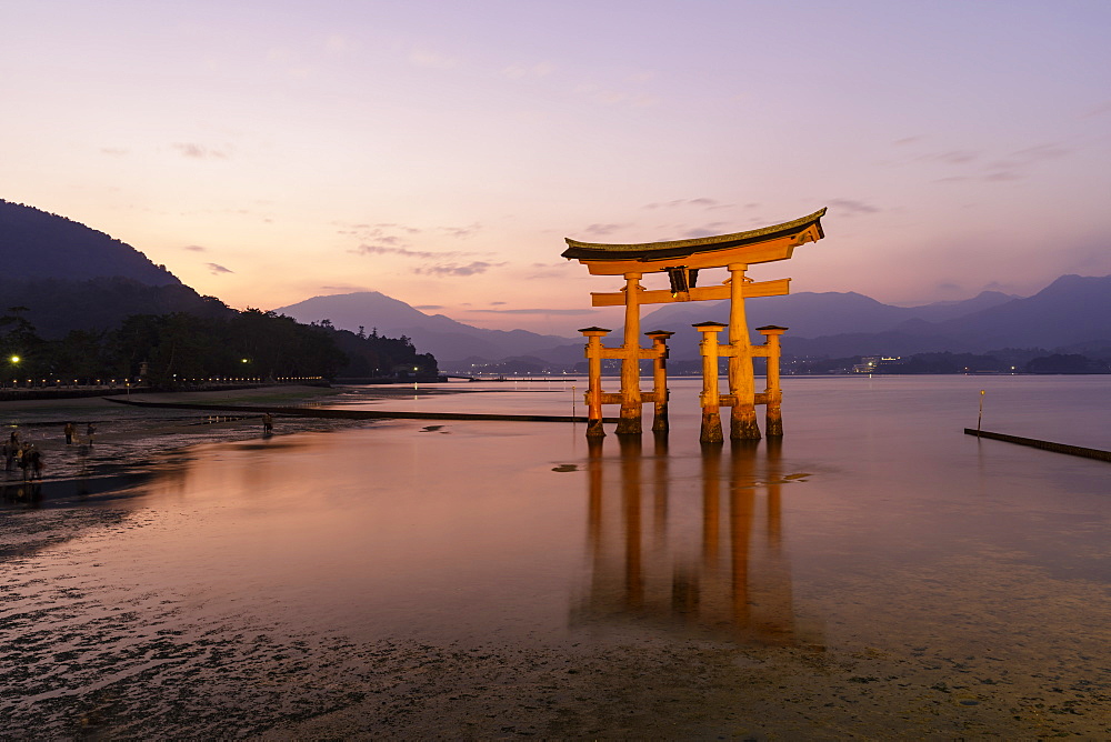 Itsukushima Shrine torii gate, UNESCO World Heritage Site, Miyajima, Hiroshima Prefecture, Japan, Asia