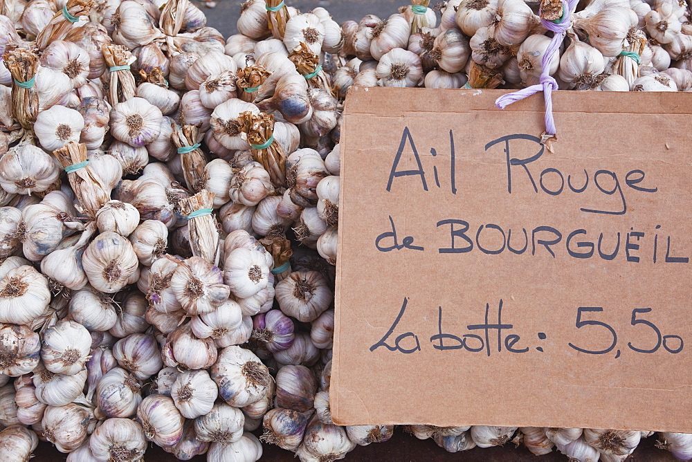 Bulbs of garlic on sale at a market in Tours, Indre-et-Loire, Loire Valley, France, Europe 