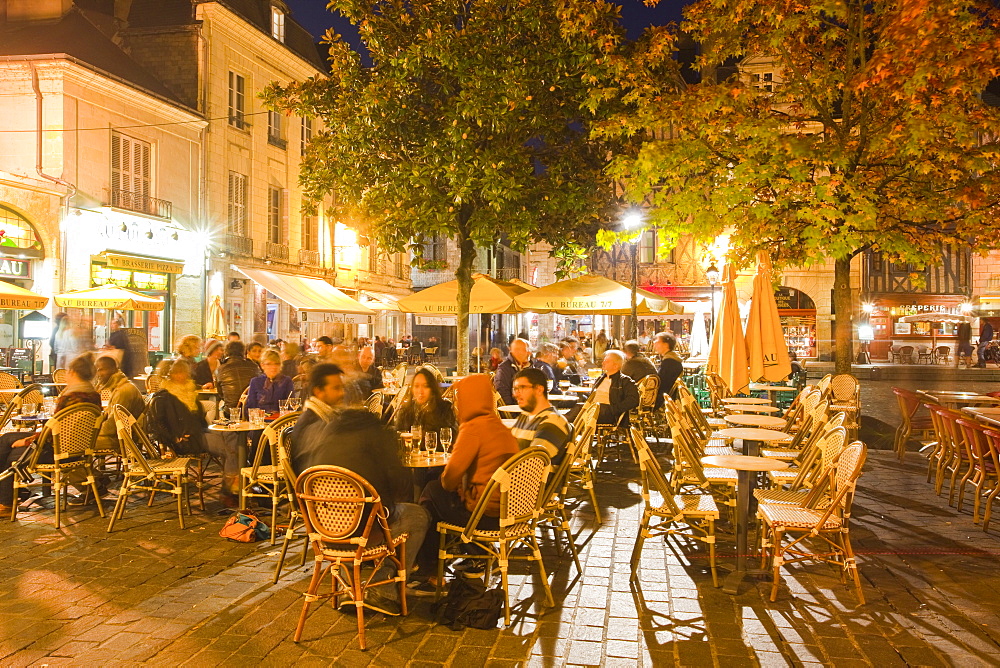 People enjoying the various restaurants and bars in Place Plumereau in Vieux Tours, Indre-et-Loire, Centre, France, Europe