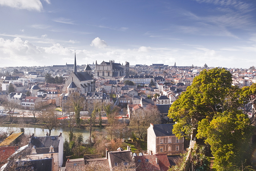 A general view of the city of Poitiers with the cathedral visible at the top of the hill, Poitiers, Vienne, Poitou-Charentes, France, Europe 