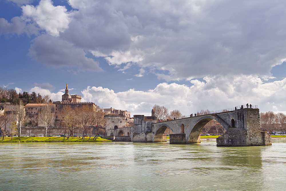 Saint-Benezet bridge dating from the 12th century, and the Palais des Papes, UNESCO World Heritage Site, across the Rhone river, Avignon, Vaucluse, France, Europe 