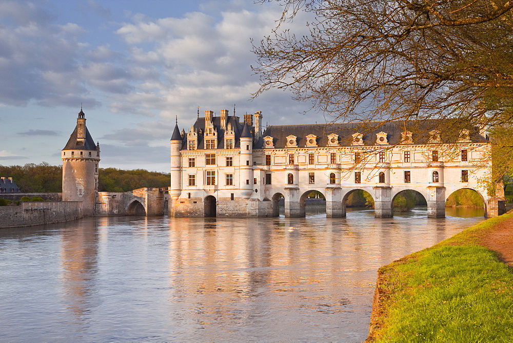 The River Cher and Chateau Chenonceau lit up by the setting sun, Indre-et-Loire, Centre, France, Europe