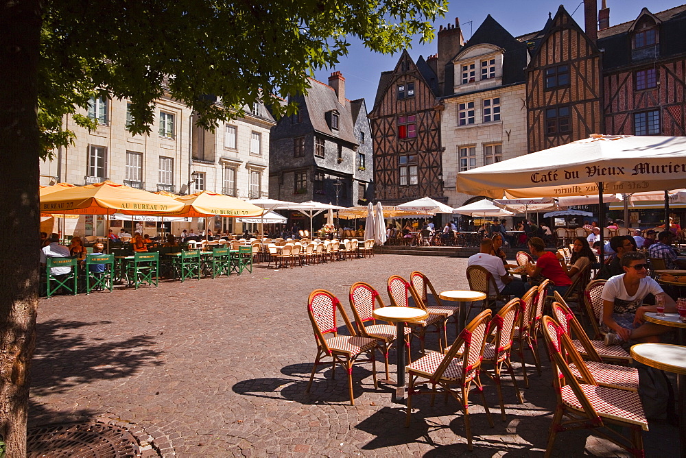 People enjoying the restaurants in Place Plumereau, Vieux Tours, Tours, Indre-et-Loire, Centre, France, Europe