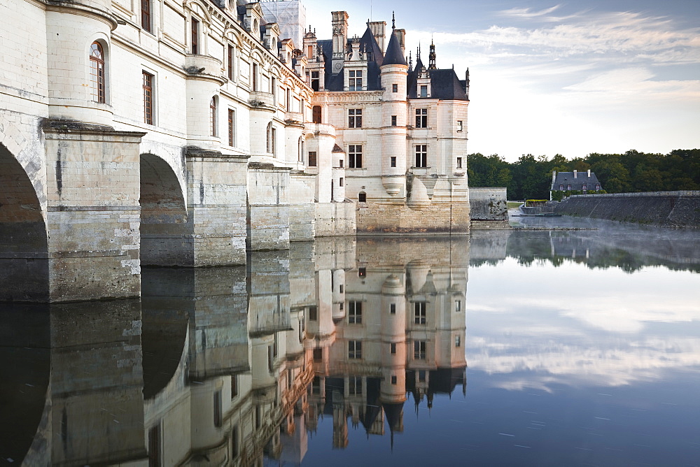 The chateau of Chenonceau reflecting in the waters of the River Cher, UNESCO World Heritage Site, Indre-et-Loire, Loire Valley, Centre, France, Europe