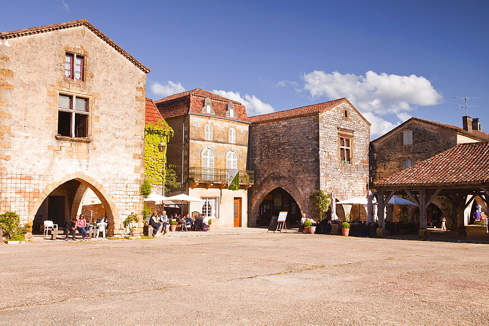 The market square in Monpazier, one of the Beaux Villages de France, Dordogne, France, Europe