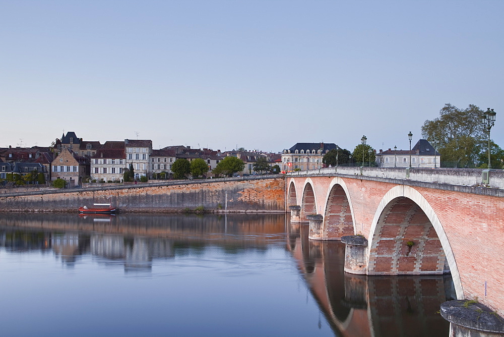 The old town of Bergerac across the River Dordogne, Dordogne, France, Europe