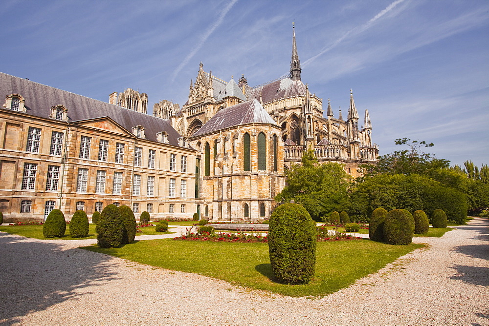 The Palais du Tau and Notre Dame de Reims cathedral, UNESCO World Heritage Site, Reims, Champagne-Ardenne, France, Europe