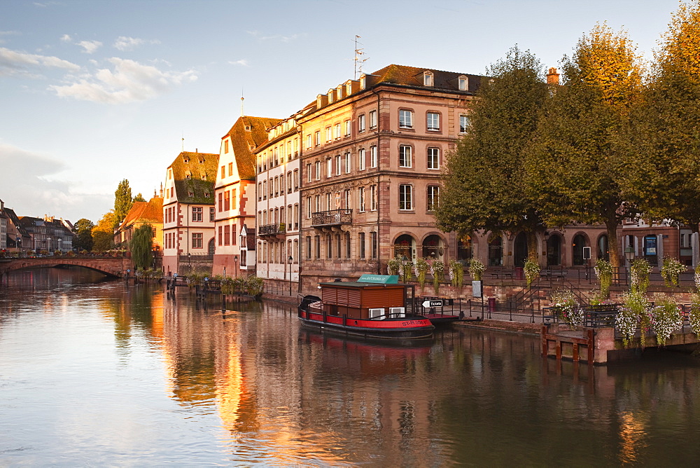 The River Ill and La Petite France, Strasbourg, Bas-Rhin, Alsace, France, Europe