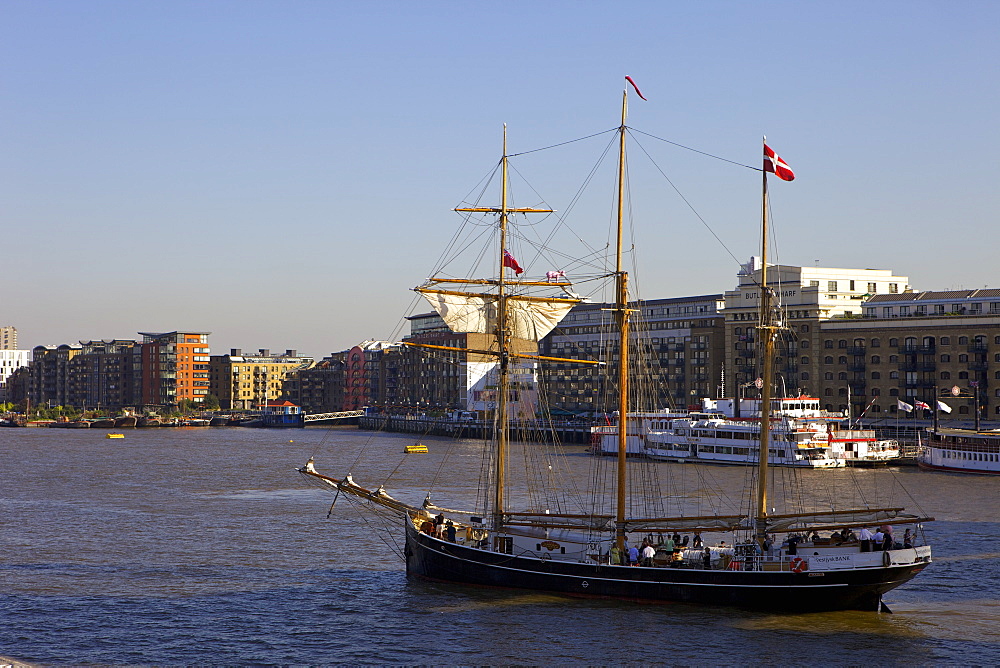 Sailing ship on the River Thames, London, England, nited Kingdom, Europe